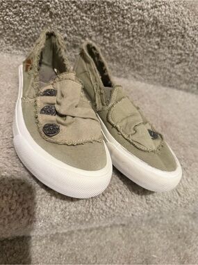 Blowfish Malibu “Major” Olive Green Frayed Canvas Slip-on Sneaker Size 6.5M